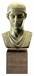 Büste des Wagenlenkers von Delphi, Bronze auf Marmorsockel
